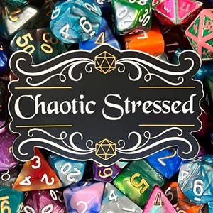 Adesivo de vinil D&D caótico e estressado, lavável na máquina de lavar louça, Dungeons and Dragons, DND, TTRPG, Pathfinder, tabela de alinhamento, presentes para DM e jogadores