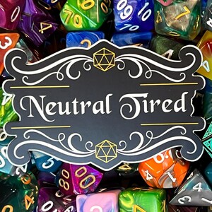 Adesivo de vinil neutro cansado, lavável na máquina de lavar louça, Dungeons and Dragons, DND, D&D, TTRPG, Pathfinder, tabela de alinhamento, presentes para jogadores e Mestres