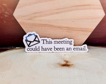 Pode incluir: Etiqueta branca com um ícone de envelope preto e azul e o texto "Esta reunião poderia ter sido um e-mail."