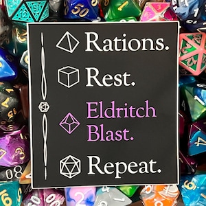 Könnte beinhalten: Ein schwarzer Aufkleber mit weißem Text und rosa Akzenten. Der Text lautet "Rationen. Ruhe. Eldritch Blast. Wiederholen."