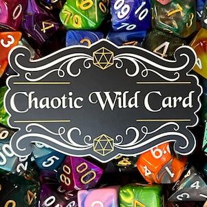 Chaotic Wild Card D&D-vinylsticker, vaatwasmachinebestendig, Dungeons and Dragons, Niet storen, TTRPG, Pathfinder, krasbestendig, DM en spelerscadeaus