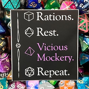 Può includere: Un quadrato nero con testo bianco e rosa e forme geometriche. Il testo recita: "Rations. Rest. Vicious Mockery. Repeat." Lo sfondo è una collezione di dadi poliedrici colorati.