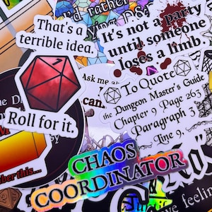 Puede incluir: Una colección de pegatinas coloridas con varios diseños y textos. Algunas de las pegatinas muestran dados, una guía del Dungeon Master y la frase "Chaos Coordinator".