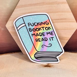 Booktok made me read it Vinyl Aufkleber - Lesergeschenk Bild 1