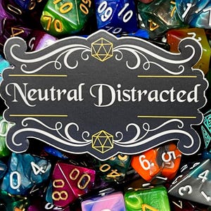 Adesivo de vinil neutro e distraído para D&D, lavável na máquina de lavar louça, Dungeons and Dragons, DND, TTRPG, Pathfinder, tabela de alinhamento, presentes para jogadores e Mestres