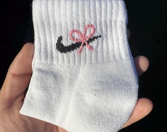 Coquette « ruban rose » chaussettes Nike, Noël, cadeau, amour, roses, socquettes, Nike Crew, baskets, personnalisé, anniversaire, été, Coquette