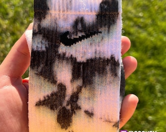 Coleção Northern Lights (preto) Meias Nike Crew tingidas à mão. Idéias para presentes, conjunto de presentes, personalizado, feriados, aniversário, verão, dia dos namorados, tie-dye