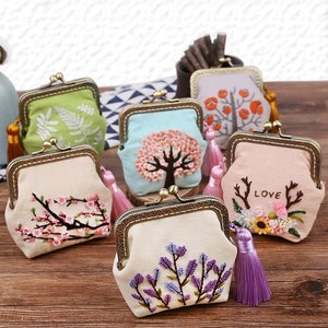 Kit de broderie de porte-monnaie, kit de sac de verrouillage de baiser brodé de fleurs, kit de sac de sac à main de changement de broderie, cadeaux de sac de couture de bricolage pour les filles