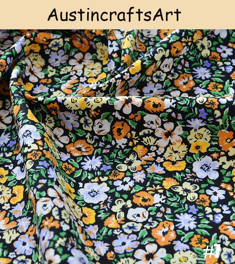 K&ouml;nnte beinhalten: Stoff mit einem dichten Blumenmuster aus orangefarbenen, gelben, wei&szlig;en und hellvioletten Bl&uuml;ten auf schwarzem Grund. Der Text AustincraftsArt ist oben sichtbar und die Nummer #1 ist in der unteren rechten Ecke des Bildes aufgedruckt.