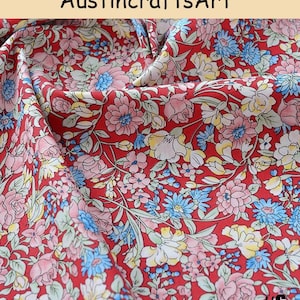 K&ouml;nnte beinhalten: Ein roter Stoff mit einem dichten Blumenmuster aus hellrosa, blauen und gelben Bl&uuml;ten sowie gr&uuml;nen Bl&auml;ttern. Der Text AustincraftsArt ist oben sichtbar und die Zahl 6 ist in der unteren rechten Ecke des Bildes aufgedruckt.