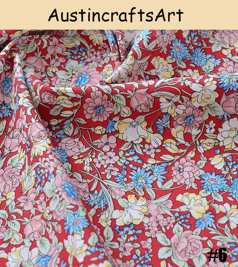 K&ouml;nnte beinhalten: Ein roter Stoff mit einem dichten Blumenmuster aus hellrosa, blauen und gelben Bl&uuml;ten sowie gr&uuml;nen Bl&auml;ttern. Der Text AustincraftsArt ist oben sichtbar und die Zahl 6 ist in der unteren rechten Ecke des Bildes aufgedruckt.