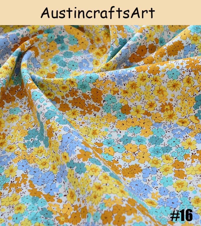 K&ouml;nnte beinhalten: Stoff mit einem dichten Blumenmuster aus kleinen gelben, goldorangen und hellblauen Bl&uuml;ten auf wei&szlig;em Grund. Der Text Austin crafts Art erscheint oben und die Zahl 16 ist in der unteren rechten Ecke des Bildes aufgedruckt.