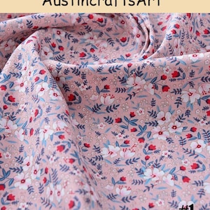 K&ouml;nnte beinhalten: Ein rosafarbener Stoff mit einem sich wiederholenden Blumenmuster aus wei&szlig;en Bl&uuml;ten, kleinen roten Knospen sowie blau-gr&uuml;nen Bl&auml;ttern und Stielen. Der Text Austin crafts Art ist oben und die Zahl 1 unten rechts zu sehen.