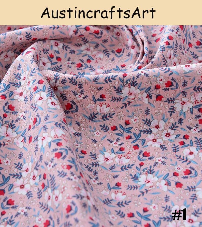 K&ouml;nnte beinhalten: Ein rosafarbener Stoff mit einem sich wiederholenden Blumenmuster aus wei&szlig;en Bl&uuml;ten, kleinen roten Knospen sowie blau-gr&uuml;nen Bl&auml;ttern und Stielen. Der Text Austin crafts Art ist oben und die Zahl 1 unten rechts zu sehen.