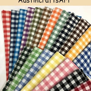 Può includere: Una collezione di campioni di tessuto piegati con un motivo a quadretti vichy in vari colori, tra cui rosso, blu, viola, verde, arancione, giallo, rosa, marrone e nero, disposti a ventaglio con il testo AustincraftsArt nella parte superiore.