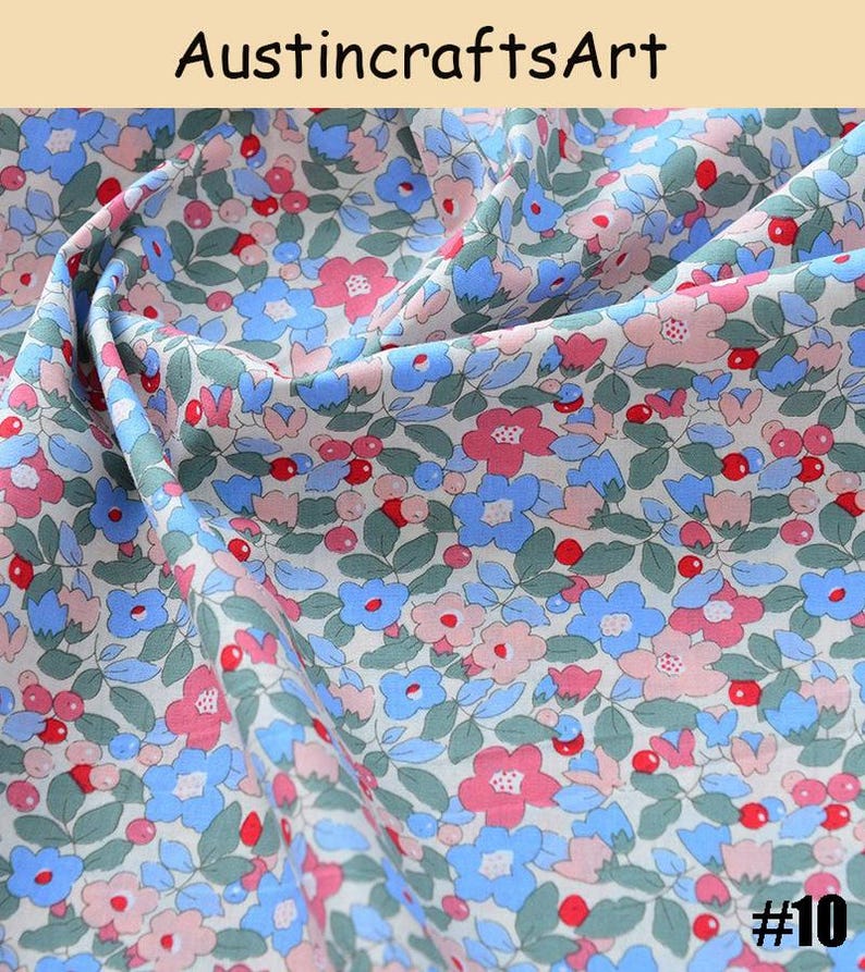 K&ouml;nnte beinhalten: Stoff mit einem dichten Blumenmuster aus hellblauen, rosafarbenen und roten Bl&uuml;ten, durchsetzt mit gr&uuml;nen Bl&auml;ttern auf wei&szlig;em Grund. Der Text AustincraftsArt und #10 sind sichtbar. Der Stoff ist drapiert, um Textur und Falten zu zeigen.