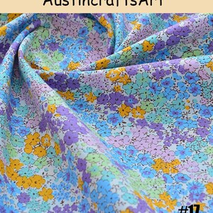 K&ouml;nnte beinhalten: Stoff mit einem dichten Blumenmuster mit kleinen Bl&uuml;ten in den Farben Violett, Hellblau, Gelb und Minzgr&uuml;n auf wei&szlig;em Grund. Der Text AustincraftsArt steht oben und die Nummer #17 befindet sich in der unteren rechten Ecke.