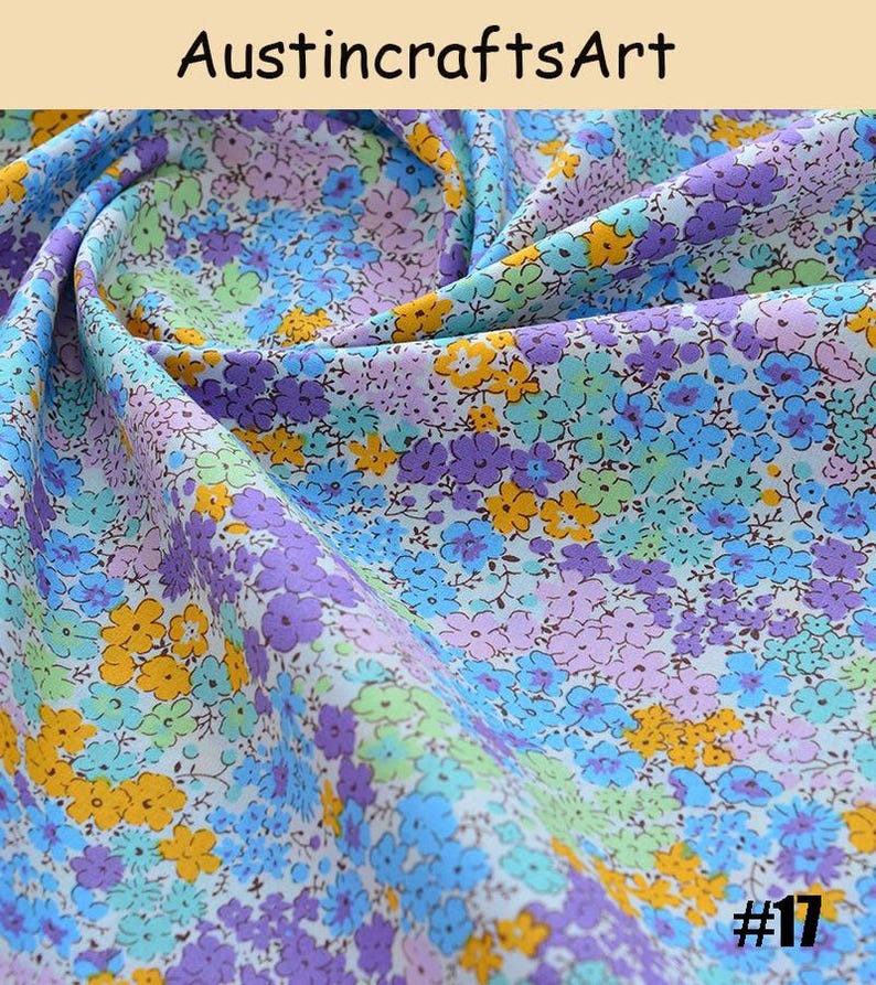 K&ouml;nnte beinhalten: Stoff mit einem dichten Blumenmuster mit kleinen Bl&uuml;ten in den Farben Violett, Hellblau, Gelb und Minzgr&uuml;n auf wei&szlig;em Grund. Der Text AustincraftsArt steht oben und die Nummer #17 befindet sich in der unteren rechten Ecke.