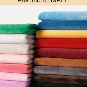 Può includere: Due pile di tessuto in peluche piegato in una varietà di colori tra cui verde, bianco, crema, rosa, azzurro, giallo, rosso, bordeaux, marrone chiaro, grigio, marrone e nero. Il testo AustincraftsArt è visibile nella parte superiore.