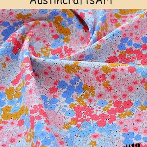 K&ouml;nnte beinhalten: Ein wei&szlig;er Stoff mit einem dichten Blumenmuster aus kleinen Bl&uuml;ten in leuchtendem Pink, Himmelblau und Senfgelb. Der Text AustincraftsArt ist oben sichtbar und die Nummer #18 ist in der unteren rechten Ecke aufgedruckt.