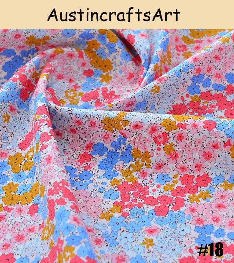 K&ouml;nnte beinhalten: Ein wei&szlig;er Stoff mit einem dichten Blumenmuster aus kleinen Bl&uuml;ten in leuchtendem Pink, Himmelblau und Senfgelb. Der Text AustincraftsArt ist oben sichtbar und die Nummer #18 ist in der unteren rechten Ecke aufgedruckt.