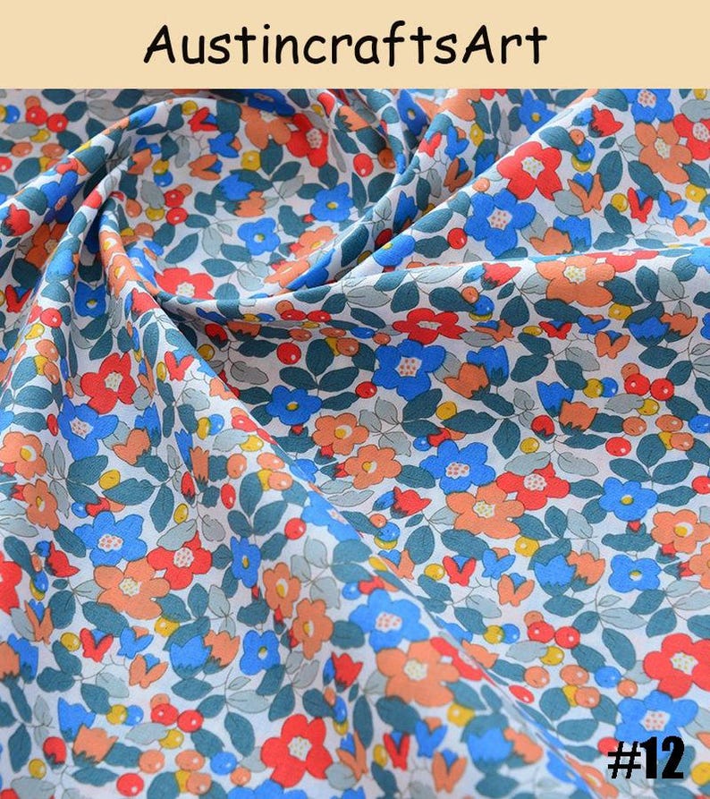 K&ouml;nnte beinhalten: Ein Stoff mit einem dichten Blumenmuster aus roten, blauen und orangefarbenen Bl&uuml;ten, gr&uuml;nen Bl&auml;ttern und kleinen Beeren auf wei&szlig;em Grund. Der Text Austin crafts Art steht oben und die Zahl 12 befindet sich in der unteren rechten Ecke.