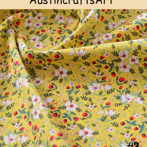 K&ouml;nnte beinhalten: Ein gelber Stoff mit einem dichten Blumenmuster aus wei&szlig;en Bl&uuml;tenbl&auml;ttern, roten Knospen und gr&uuml;nen Bl&auml;ttern. Das Textil zeigt einen sich wiederholenden botanischen Druck auf der Oberfl&auml;che. Der Text Austin crafts Art ist oben und #3 unten zu sehen.