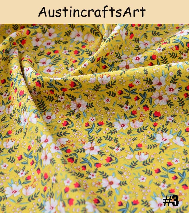 K&ouml;nnte beinhalten: Ein gelber Stoff mit einem dichten Blumenmuster aus wei&szlig;en Bl&uuml;tenbl&auml;ttern, roten Knospen und gr&uuml;nen Bl&auml;ttern. Das Textil zeigt einen sich wiederholenden botanischen Druck auf der Oberfl&auml;che. Der Text Austin crafts Art ist oben und #3 unten zu sehen.