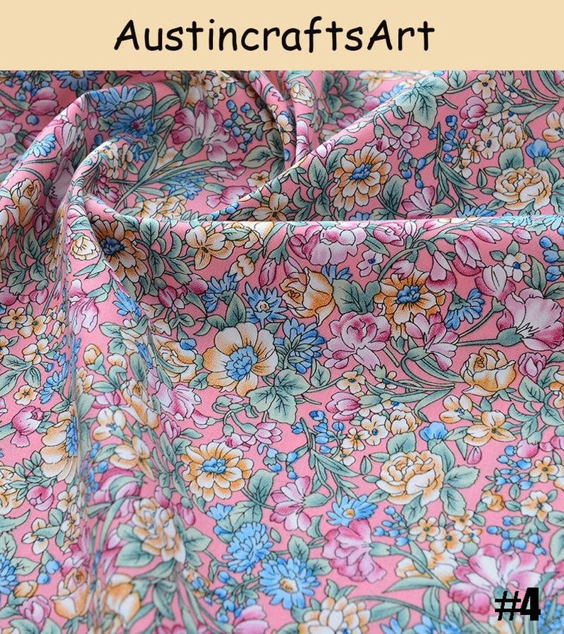 K&ouml;nnte beinhalten: Ein rosa Stoff mit einem dichten Blumenmuster aus gelben, blauen und wei&szlig;en Bl&uuml;ten sowie gr&uuml;nen Bl&auml;ttern. Der Text Austin crafts Art steht oben und die Zahl 4 befindet sich in der unteren rechten Ecke dieses Textilmaterials.