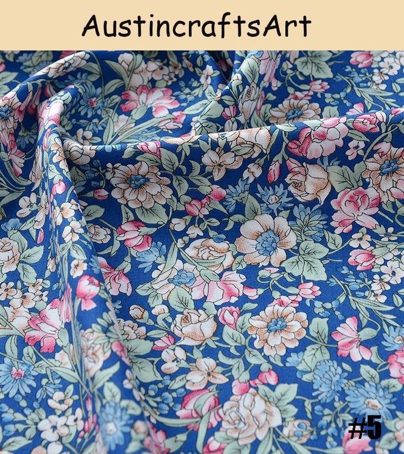 K&ouml;nnte beinhalten: Ein blauer Stoff mit einem dichten Blumenmuster aus rosa, wei&szlig;en und hellblauen Bl&uuml;ten sowie gr&uuml;nen Bl&auml;ttern. Der Text Austin crafts Art ist oben sichtbar und die Zahl 5 ist in der unteren rechten Ecke des Bildes aufgedruckt.