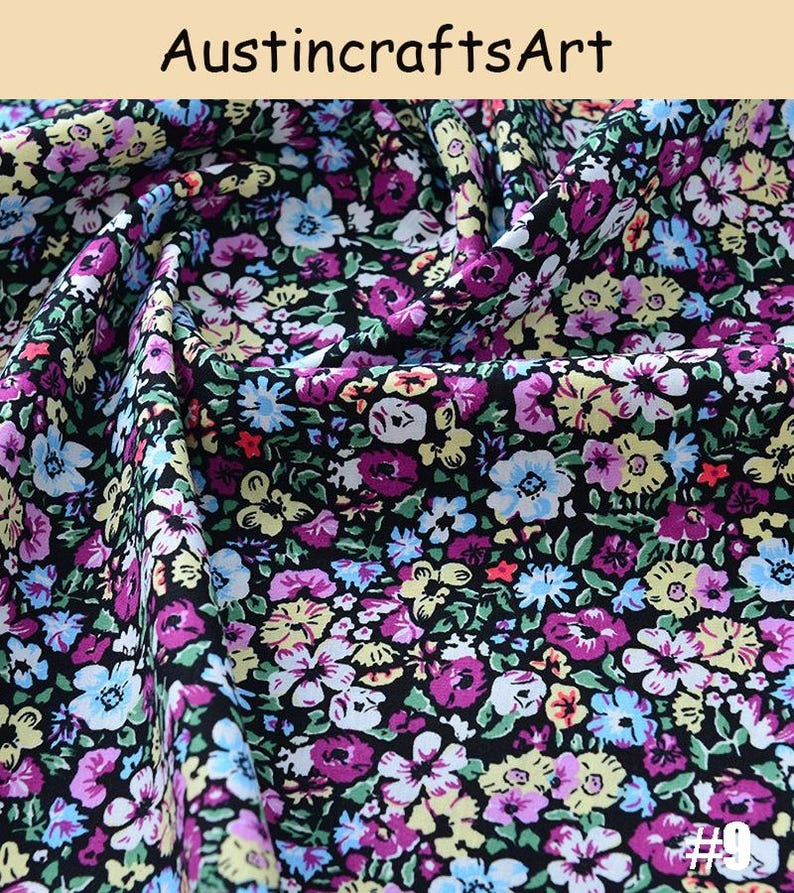 K&ouml;nnte beinhalten: Stoff mit schwarzem Hintergrund und einem dichten Blumenmuster in den Farben Violett, Hellblau, Gelb und Wei&szlig;. Das Textil zeigt eine wiederkehrende Anordnung kleiner Bl&uuml;ten und gr&uuml;ner Bl&auml;tter sowie den Text AustincraftsArt und #9.