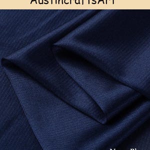Może przedstawiać: Kawałek granatowej tkaniny o drobnym, widocznym splocie. Materiał jest udrapowany, tworząc miękkie fałdy i cienie. Tekst Austin crafts Art jest widoczny u g&oacute;ry, a tekst Navy Blue jest widoczny w prawym dolnym rogu.