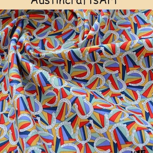 K&ouml;nnte beinhalten: Stoff mit einem sich wiederholenden Muster aus wei&szlig;en Hufeisen, die auf einem geometrischen Hintergrund aus gelben, roten, blauen und hellgr&uuml;nen Strahlen liegen. Der Text AustincraftsArt steht oben und die Nummer #15 ist unten rechts zu sehen.