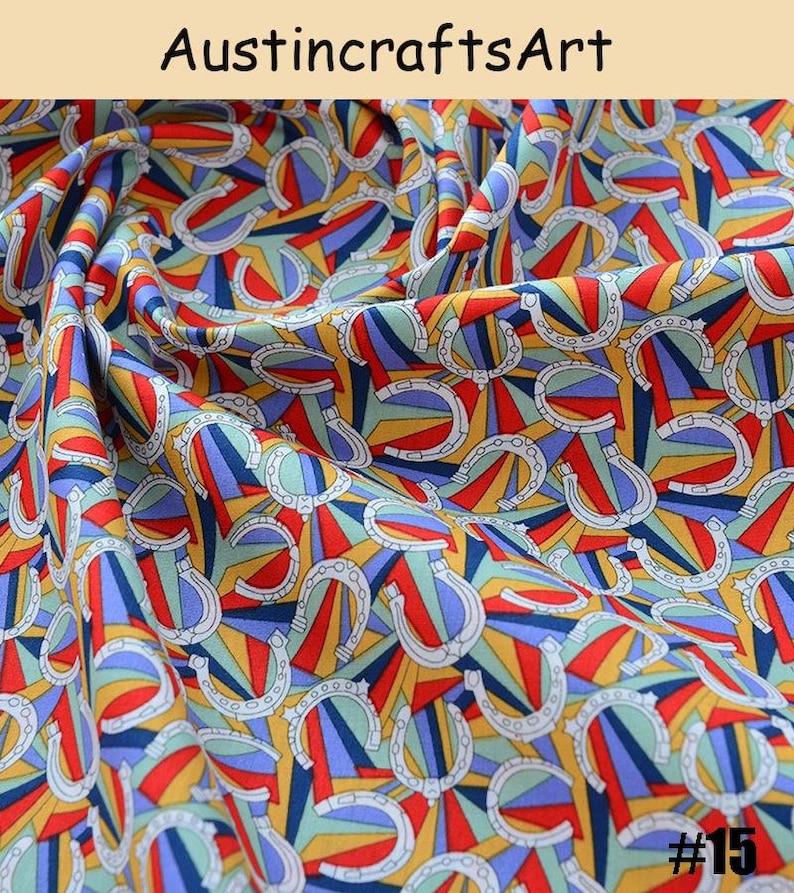 K&ouml;nnte beinhalten: Stoff mit einem sich wiederholenden Muster aus wei&szlig;en Hufeisen, die auf einem geometrischen Hintergrund aus gelben, roten, blauen und hellgr&uuml;nen Strahlen liegen. Der Text AustincraftsArt steht oben und die Nummer #15 ist unten rechts zu sehen.