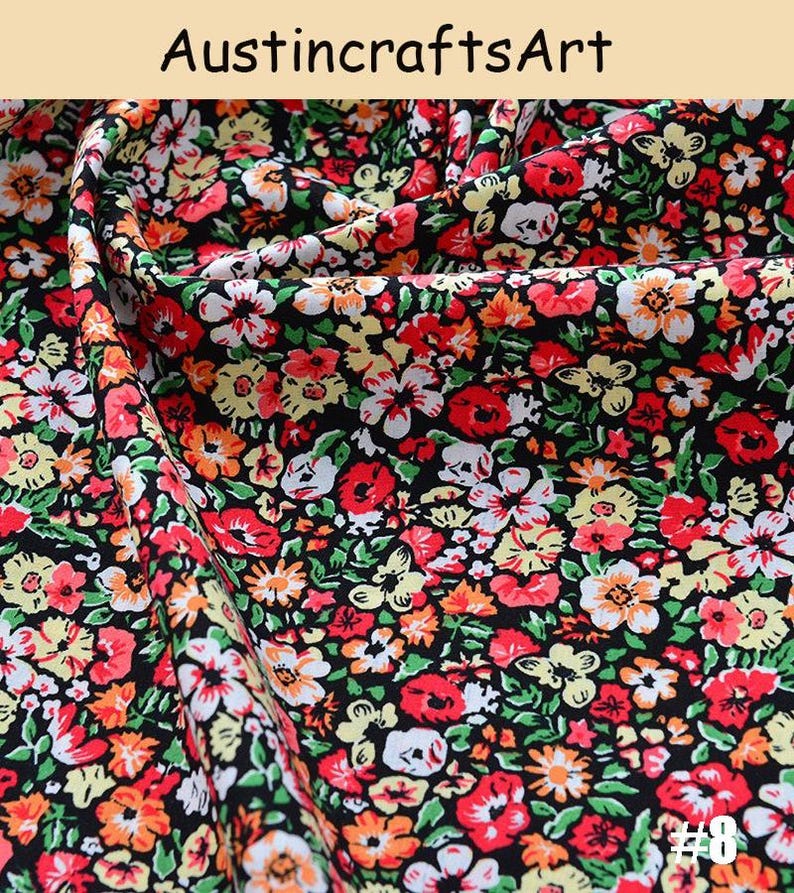 K&ouml;nnte beinhalten: Stoff mit einem dichten Blumenmuster aus roten, orangen, gelben und wei&szlig;en Bl&uuml;ten auf schwarzem Grund. Das Textil weist Falten und Drapierungen auf und zeigt einen sich wiederholenden botanischen Druck. Der Text Austin crafts Art und #8 ist sichtbar.