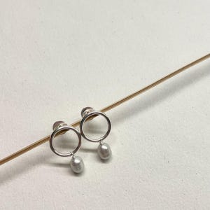 Boucles d&#39;oreilles en perles grises