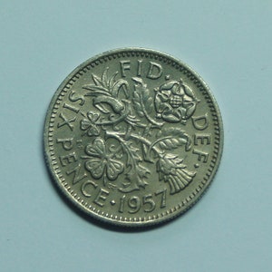 Moneta da sei penny fortunata del 1957 per il 68° compleanno della Gran Bretagna, Elisabetta II, perfetta per compleanni, collezioni, anniversari, artigianato e gioielli.