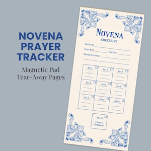 Op de afbeelding: Een wit magnetisch notitieblok met blauwe bloemmotieven en de tekst "Novena Prayer Tracker" en "Novena Checklist". Het notitieblok heeft afscheurbare pagina's en biedt ruimte om de start- en einddatum, gebedsintentie en het afvinken van elke dag van de novena in te vullen.