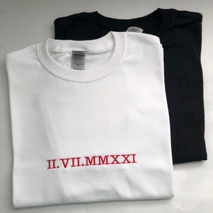 Camiseta bordada, Aniversario personalizado Fecha especial Camiseta romana, Aniversario de bodas, Camiseta a juego de pareja, Números bordados