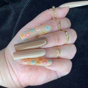 Flower Power - press on nails, glue on nails, fake nails, luxury press on nails, trendy fake nails, flower nails