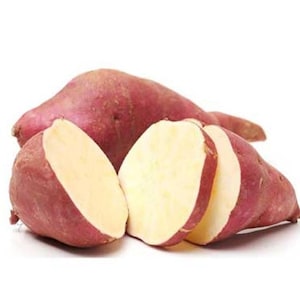 Könnte beinhalten: Eine Gruppe von Süßkartoffeln, eine ganze und drei in Scheiben geschnitten, mit einer rot-violetten Schale und einem hellgelben Fruchtfleisch.