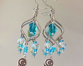 boucles d'oreilles lustre avec perles de verre bleues à facettes et une breloque céleste à trois niveaux avec lune et étoile