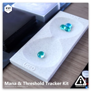 Peut inclure: Un kit de suivi de mana et de seuil en forme de sablier imprimé en 3D de couleur blanche avec les mots "USED" et "OPEN" imprimés sur les côtés. Le kit comprend quatre billes de verre bleu turquoise.