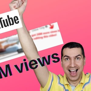 Könnte beinhalten: Ein Mann mit einem gelben Hemd hebt die Arme in die Luft und lächelt breit. Er hält ein weißes Schild mit dem YouTube-Logo und dem Text "YouTube" darauf. Der Text "336M Aufrufe" befindet sich im Vordergrund des Bildes. Der Hintergrund ist ein rosa Farbverlauf.