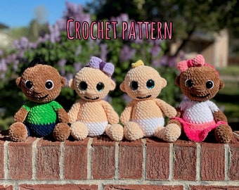 Puede incluir: Cuatro muñecas de crochet, dos con piel clara y dos con piel morena, sentadas en un muro de ladrillo. Las muñecas llevan ropa de diferentes colores y tienen lazos de diferentes colores en el pelo. Las muñecas sonríen todas y tienen ojos grandes. El texto "CROCHET PATTERN" está escrito en letras rosas sobre las muñecas.