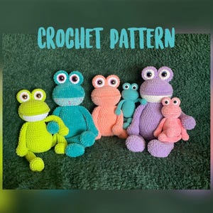 Könnte beinhalten: Eine Sammlung von gehäkelten Frosch-Plüschtieren in verschiedenen Größen und Farben, darunter Grün, Türkis, Orange, Lila und Rosa. Die Frösche haben große, runde Augen. Über den Fröschen steht der Text "CROCHET PATTERN".