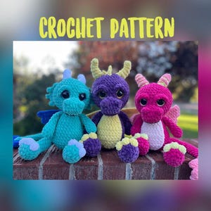 Puede incluir: Tres peluches de dragón de crochet en diferentes colores: azul verdoso, morado y rosa. Los dragones tienen ojos grandes y están sentados en un muro de ladrillo. CROCHET PATTERN está escrito en letras amarillas sobre los dragones.