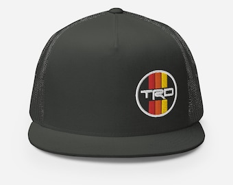 Gorra TRD Retro Trucker Snapback (logotipo rojo de 3 rayas)