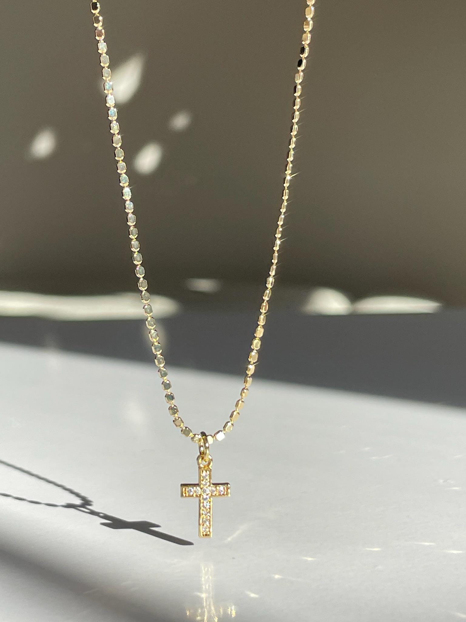 Collar de cruz delicado, collar de cruz para mujer, collar de cruz de cristal, collar de cruz de oro, regalo de Navidad, colgante de cruz, regalo para mamá