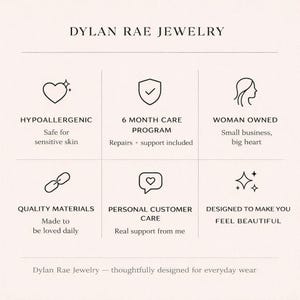 K&ouml;nnte beinhalten: Grafik mit dem Text "DYLAN RAE JEWELRY" und Symbolen, die hypoallergene Materialien, ein 6-Monate-Pflegeprogramm, ein Unternehmen in Frauenhand, hochwertige Materialien, pers&ouml;nliche Kundenbetreuung und ein Design, das Sie sch&ouml;n f&uuml;hlen l&auml;sst, darstellen.